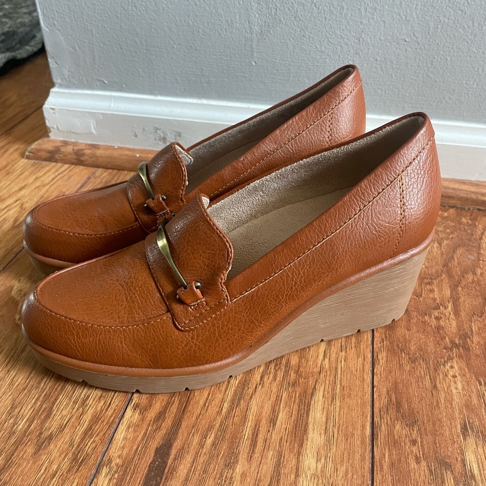 7.5 Wide Wedge Loafer Pumps in Cognac Brown